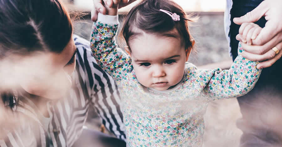 niño pequeño con un rastrillo juntando hojas secas