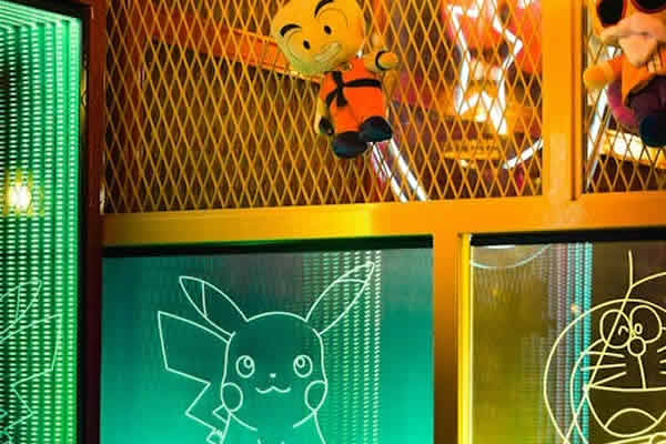 pared con imágenes de manga y animé