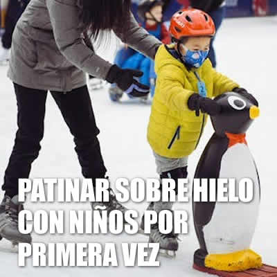 un niño con su madre aprendiendo a patinar sobre hielo