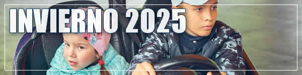 dos niños en auto chocador juegos electromecánicos