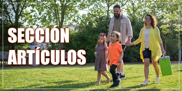 familia de dos adultos y dos niños caminando en un parque con texto: Seccíón Artículos.